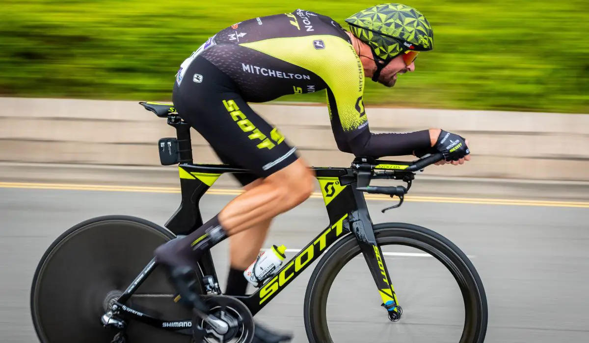 A cyclist on a Scott bike with Scott race gear on. 