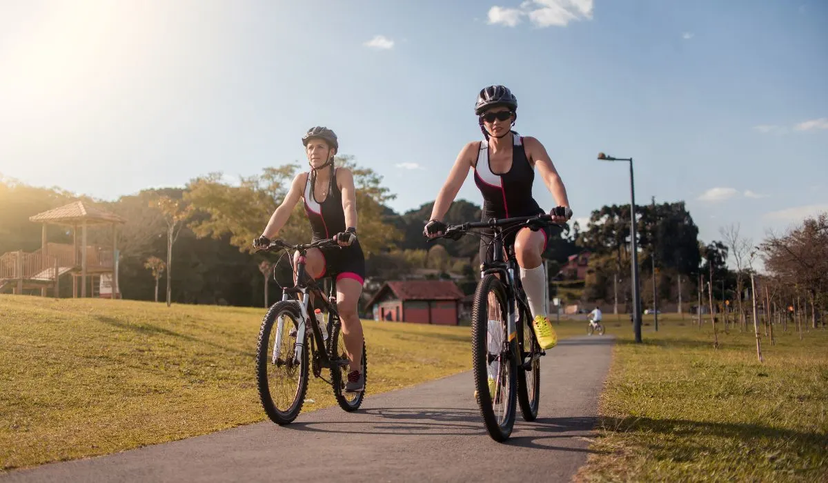 2 cyclists on a paved public path. 