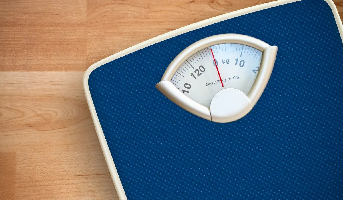 A blue scale with nothing on it showing weight to 0.